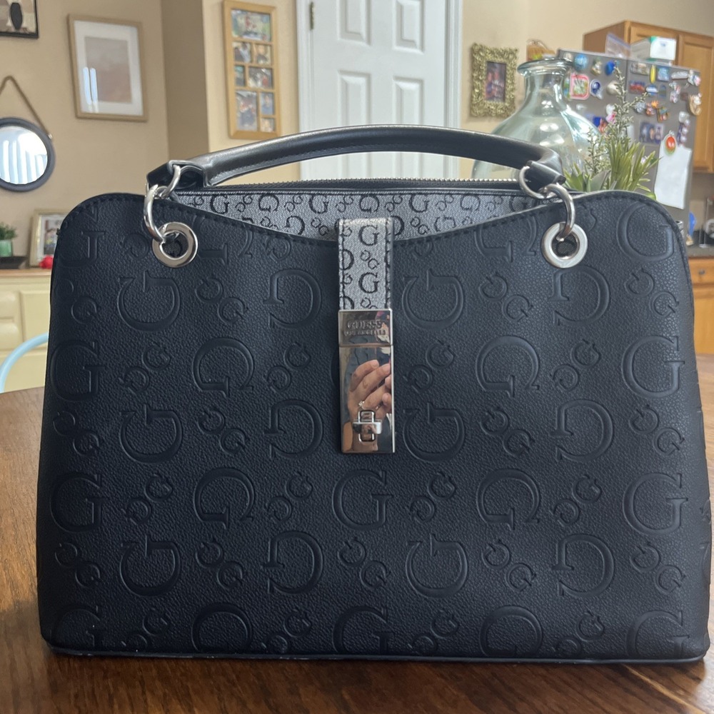 GUESS Purse Handbag W/Zip Top Handle 3 Compartments Guess Logo